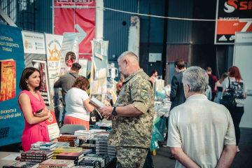 Команди KyivBookFest та ГО «Реформація» відзвітували про збір коштів на друк книг для військових